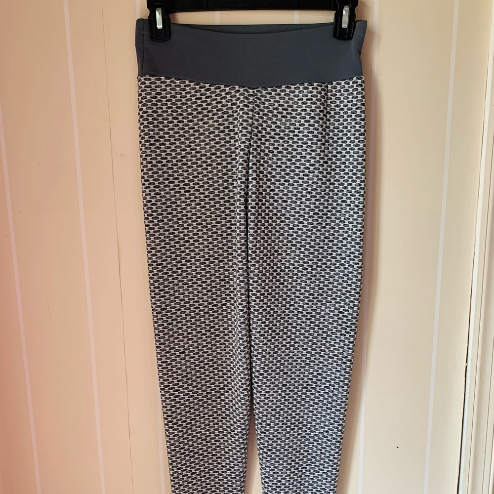 LIKE NEW Stretchable Butt-Scuplting WOMEN SPORTS Leggings MEDIUM.